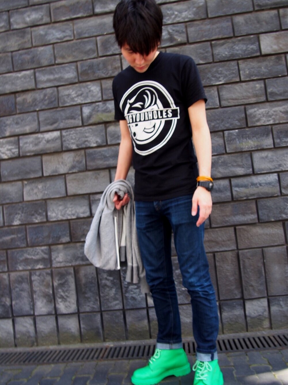 「Plugyourholes、Tシャツ、Tシャツ×デニム、ラフ、カジュアル、ボディピアス」｜「Plug Your Holesのアイテム（Tシャツ/カットソー、ブラック系）」を使った、ｹｲﾀｰﾆ.ｱﾙｶﾞｯｼﾓさん（メンズ・174cm）の春コーディネートの1枚目の写真
