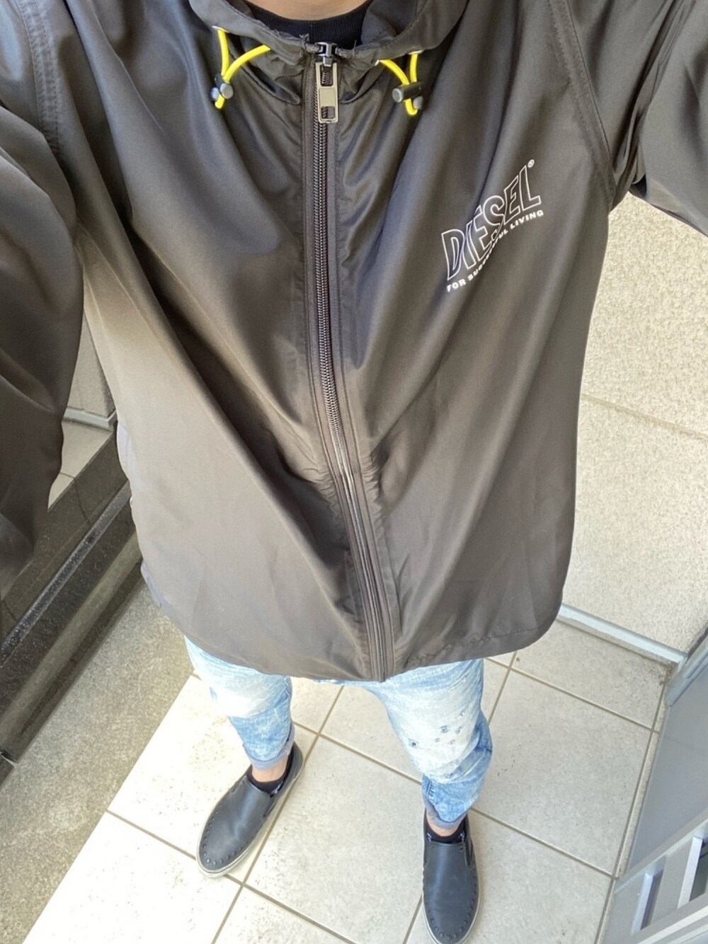 「春、休日スタイル、黒、スキニーデニム、ディーゼル、ジースター・ロゥ(G-STAR RAW)、ナイロンジャケット、カジュアルコーデ、スリッポン、Diesel」｜「DIESELのメンズ ナイロンパーカー ポケッタブル ナイロン（ナイロンジャケット、ブラック系）」を使った、ヒーボーさん（メンズ・177cm）の春コーディネートの1枚目の写真
