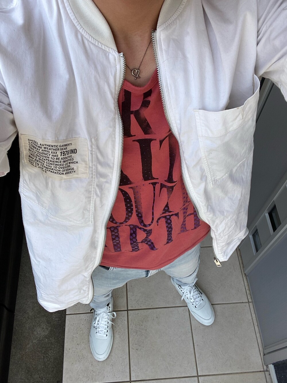 「今日のコーデ、シンプルコーデ、デニム、Diesel、ジースター・ロゥ(G-STAR RAW)、スニーカー、重ね着、春夏コーデ」｜「PPFMのアイテム（Tシャツ/カットソー、ピンク系）」を使った、ヒーボーさん（メンズ・177cm）の春コーディネートの1枚目の写真
