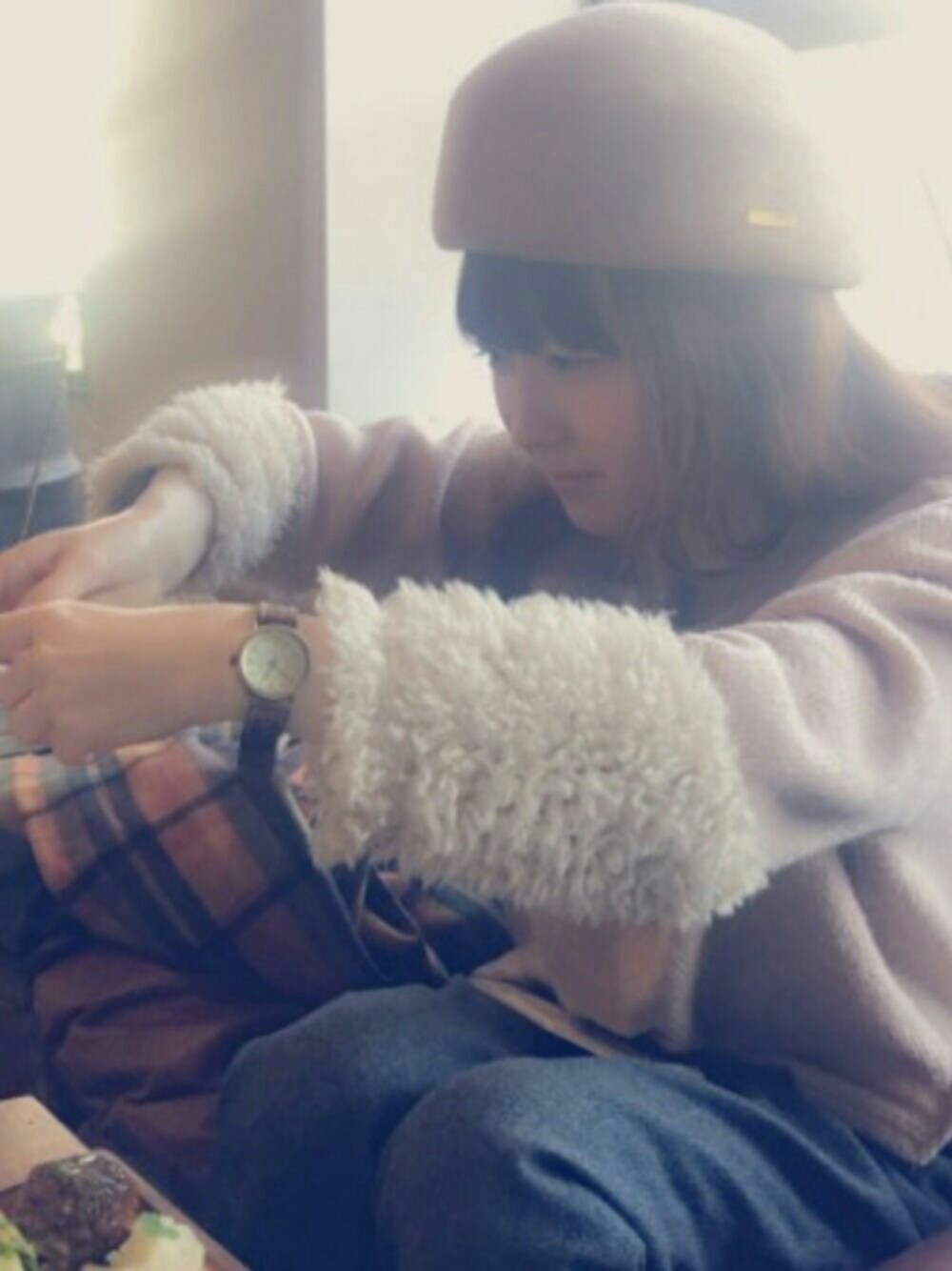 「休日スタイル」｜「flowerのアイテム（ニット/セーター、ピンク系）」を使った、山苺はぐみさん（レディース・152cm）の冬コーディネートの1枚目の写真