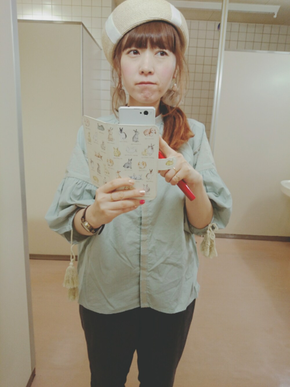 「可愛いは地球を救う、おしゃれな人と繋がりたい、ブラウス、ベレー帽」｜「OVERRIDEのアイテム（ハンチング/ベレー帽、ホワイト系）」を使った、山苺はぐみさん（レディース・152cm）の春コーディネートの1枚目の写真
