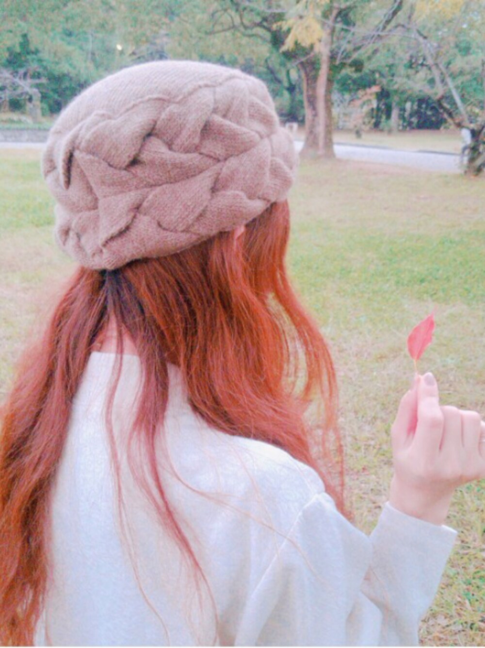 「お散歩コーデ、ゆるふわ、おしゃれさんと繋がりたい、写真好きな人と繋がりたい、写真部」｜「OVERRIDEのアイテム（ニットキャップ/ビーニー、ブラウン系）」を使った、山苺はぐみさん（レディース・152cm）の秋コーディネートの1枚目の写真
