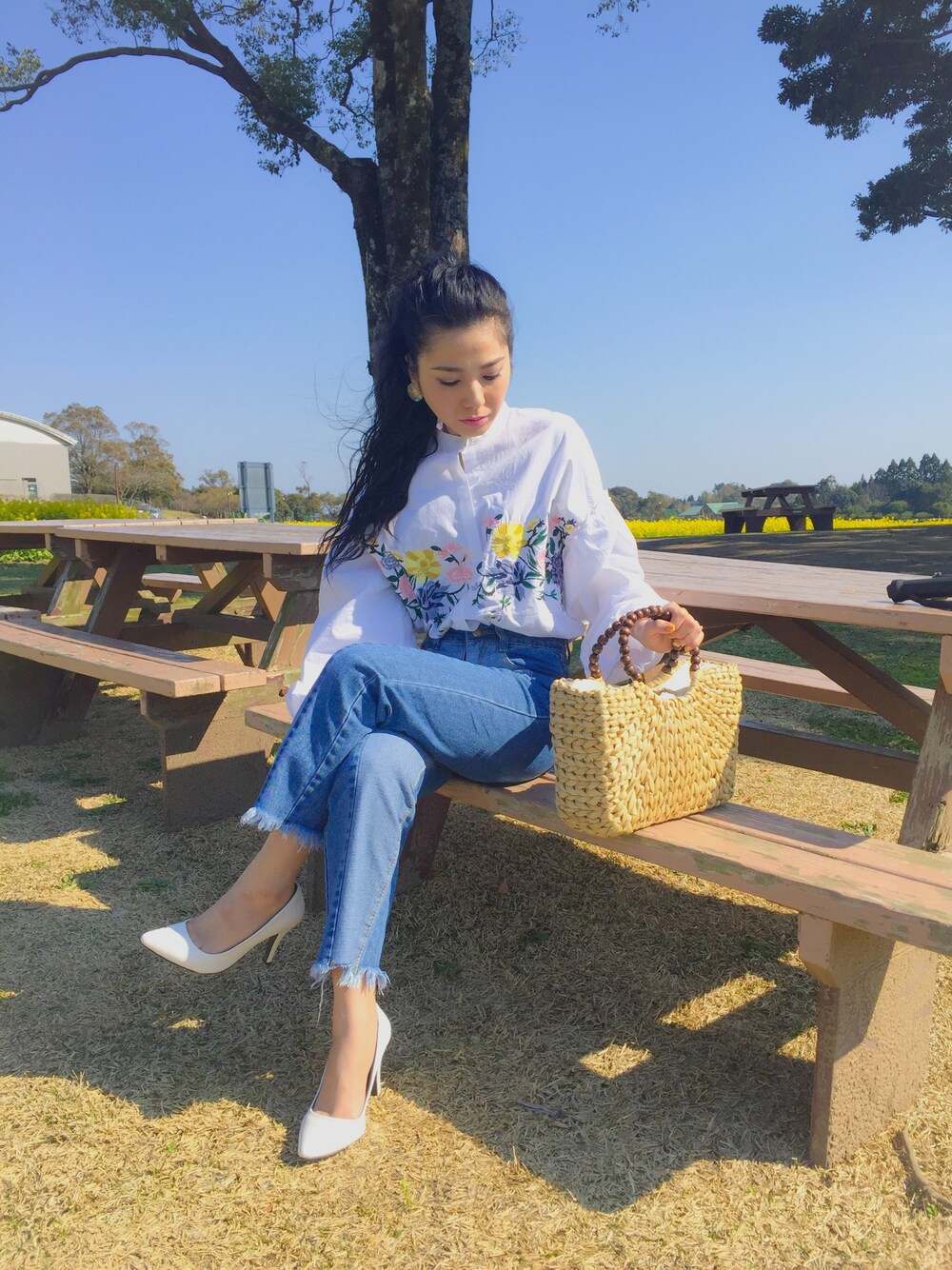 「春コーデ、denim、プチプラ、カジュアル、オトナカジュアル、刺繍、刺繍ブラウス、ZARA、切りっぱなしデニム」｜「ZARAのアイテム（シャツ/ブラウス、ホワイト系）」を使った、Reikaさん（レディース・152cm）の春コーディネートの1枚目の写真