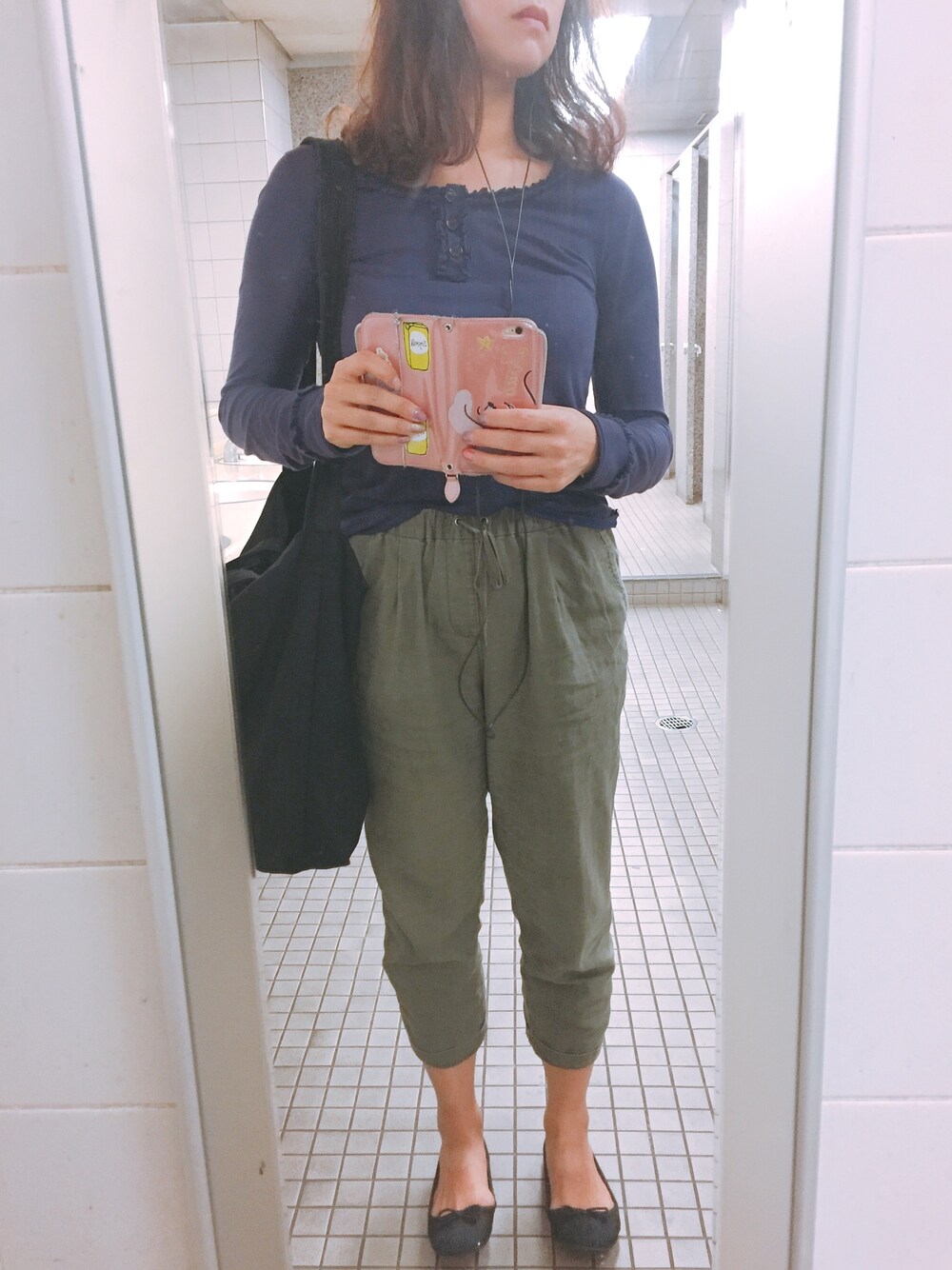 「秋服、大人カジュアル、パンツスタイル、オトナ女子、カジュアルコーデ、ブラック、カーキ、MARC BY MARC JACOBS、プチプラ、ショルダーバッグ」｜「studio CLIPのアイテム（その他パンツ、グリーン系）」を使った、mayuさん（レディース・165cm）の秋コーディネートの1枚目の写真