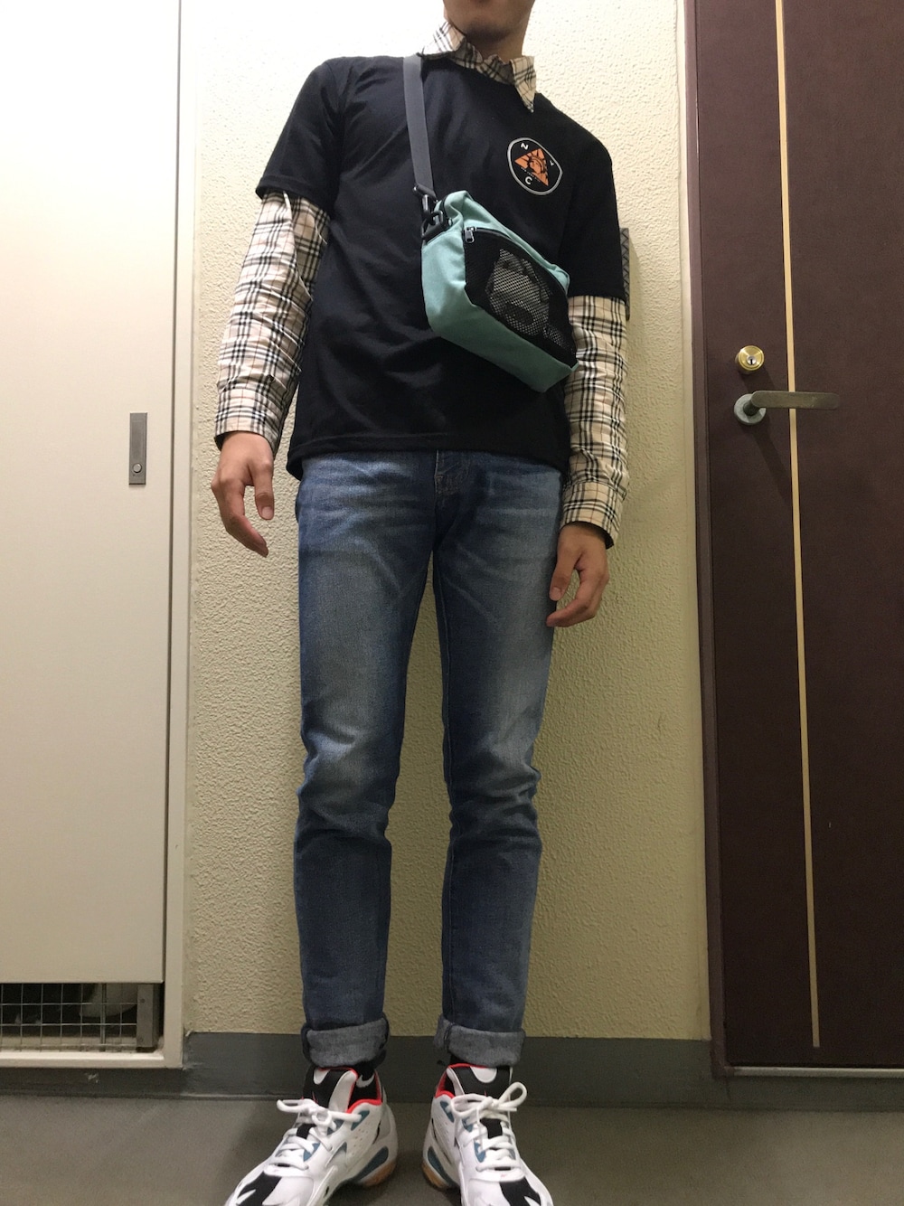 ベージュ系のシャツ/ブラウス、ブルー系のショルダーバッグ、ブルー系のデニムパンツを着用したメンズの秋コーディネートの1枚目の写真