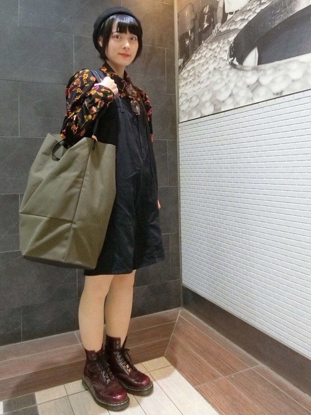 「今日のコーデ、秋のコーデ、古着コーデ、古着女子、柄シャツコーデ、ジャンパースカート、黒ワンピ、JUNYA WATANABE COMME des GARCONS、マーチンブーツ、Dr.Martens」｜「SENSE OF PLACE by URBAN RESEARCHのリブフェルトベレー（ハンチング/ベレー帽、ブラック系）」を使った、さっとん🐸さん（レディース・155cm）の秋コーディネートの1枚目の写真