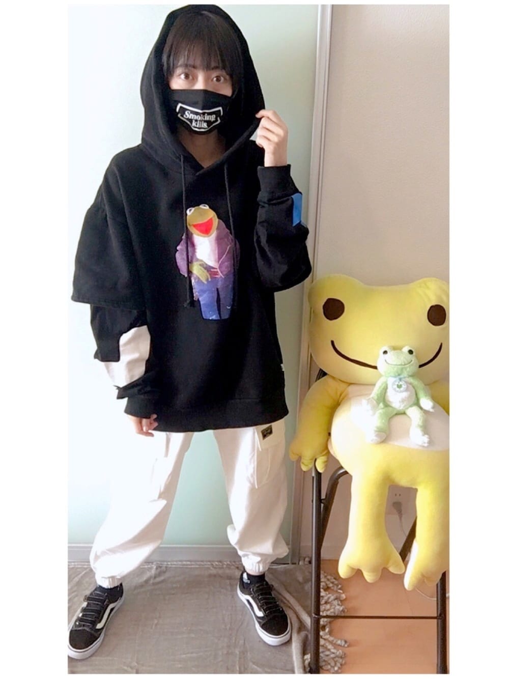「ストリート、ストリートコーデ、ストリート系、パーカー女子、カーゴパンツ、カーミット、Bershka、VANS、おしゃれさんと繋がりたい、いいね、save、フォローお願いします🤑」｜「gonoturnのアイテム（ファッション雑貨、ブラック系）」を使った、さっとん🐸さん（レディース・155cm）の春コーディネートの1枚目の写真