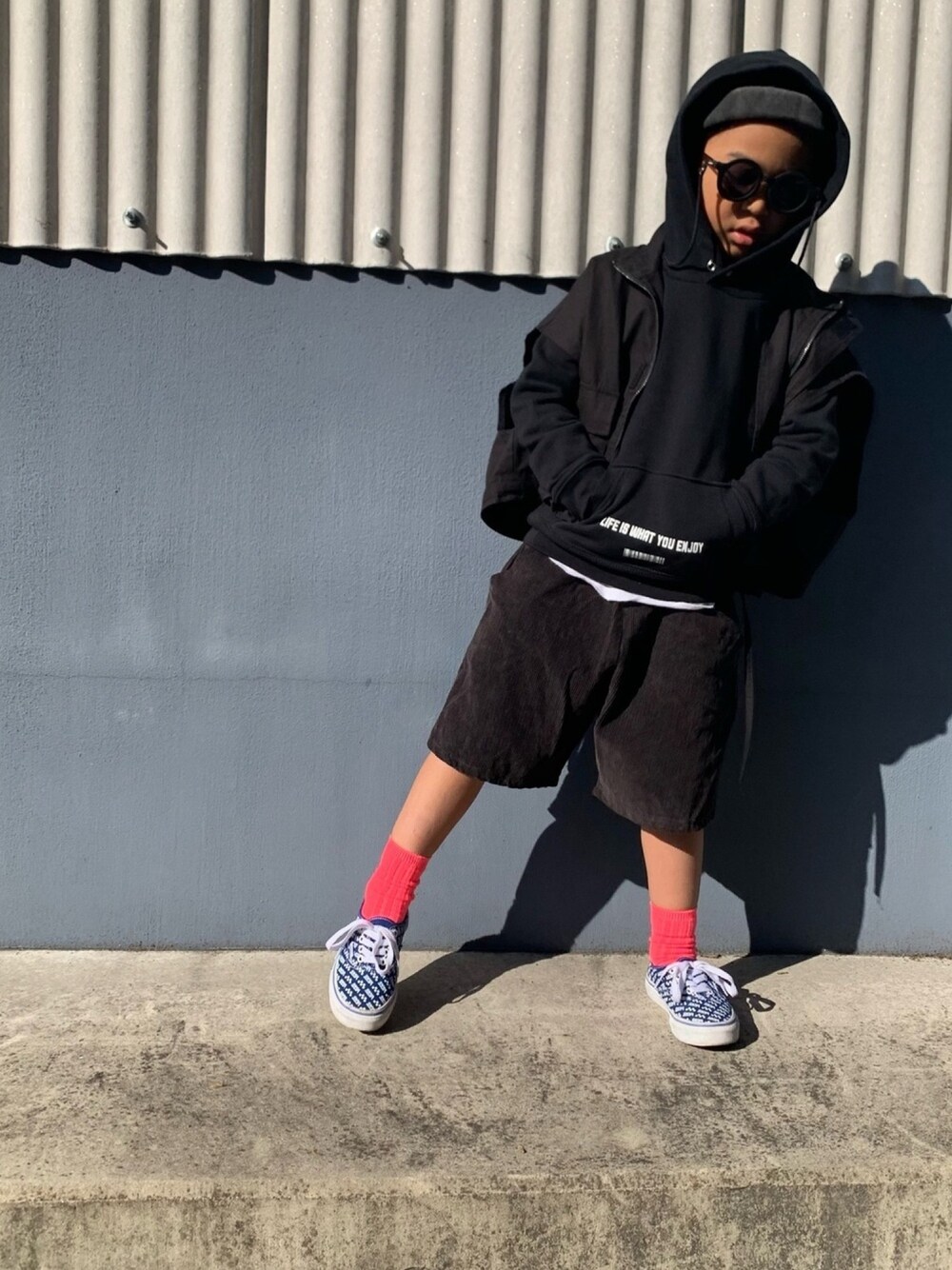 「キッズファッション、休日スタイル、パーカー、コーデュロイパンツ、ベスト、VANS、ストリート」｜「VANSのVANS　AUTHENTIC(KIDS)（スニーカー、ブルー系）」を使った、FUJIfamさん（キッズ・110cm）の秋コーディネートの1枚目の写真