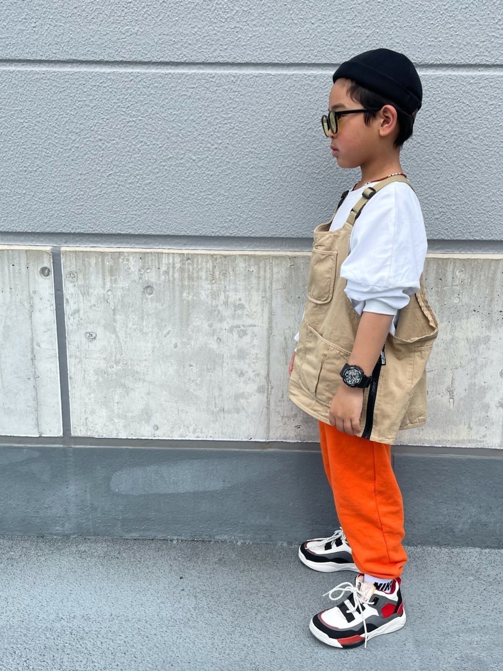 「春コーデ、韓国子供服、ベスト、ZARA、ZARA KIDS、休日スタイル、カラーパンツ、主役はカラーパンツ」｜「GLOBAL WORKの【キッズ】フィッシャーマンキャップ/841080（キャップ、ブラック系）」を使った、FUJIfamさん（キッズ・120cm）の春コーディネートの1枚目の写真