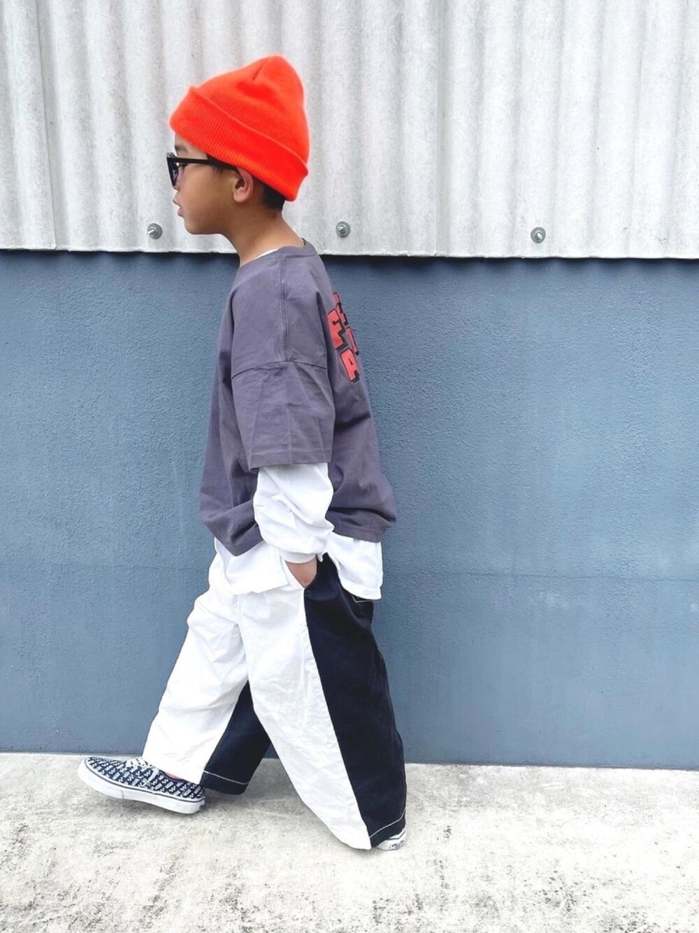 「主役はカラーパンツ、今日のコーデ、キッズファッション、devirock、VANS、レイヤードスタイル、ストリート、おとばなコーデフェス告知、おとばなコーデフェス」｜「devirockのデビラボ BIGバックプリントTシャツ（Tシャツ/カットソー、その他）」を使った、FUJIfamさん（キッズ・120cm）の春コーディネートの1枚目の写真