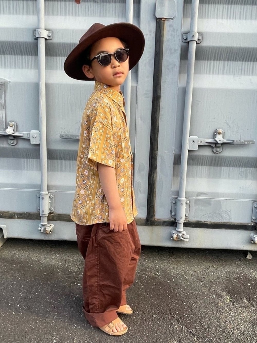 「キッズコーデ、休日スタイル、夏コーデ、おしゃれさんと繋がりたい、柄シャツ、ストリート、サンダル、ハット、おとばなコーデフェス、これが私をアゲる服」｜「Ocean&Groundのライトサルエルパンツ（80～140cm）（その他パンツ、ブラウン系）」を使った、FUJIfamさん（キッズ・120cm）の春コーディネートの1枚目の写真