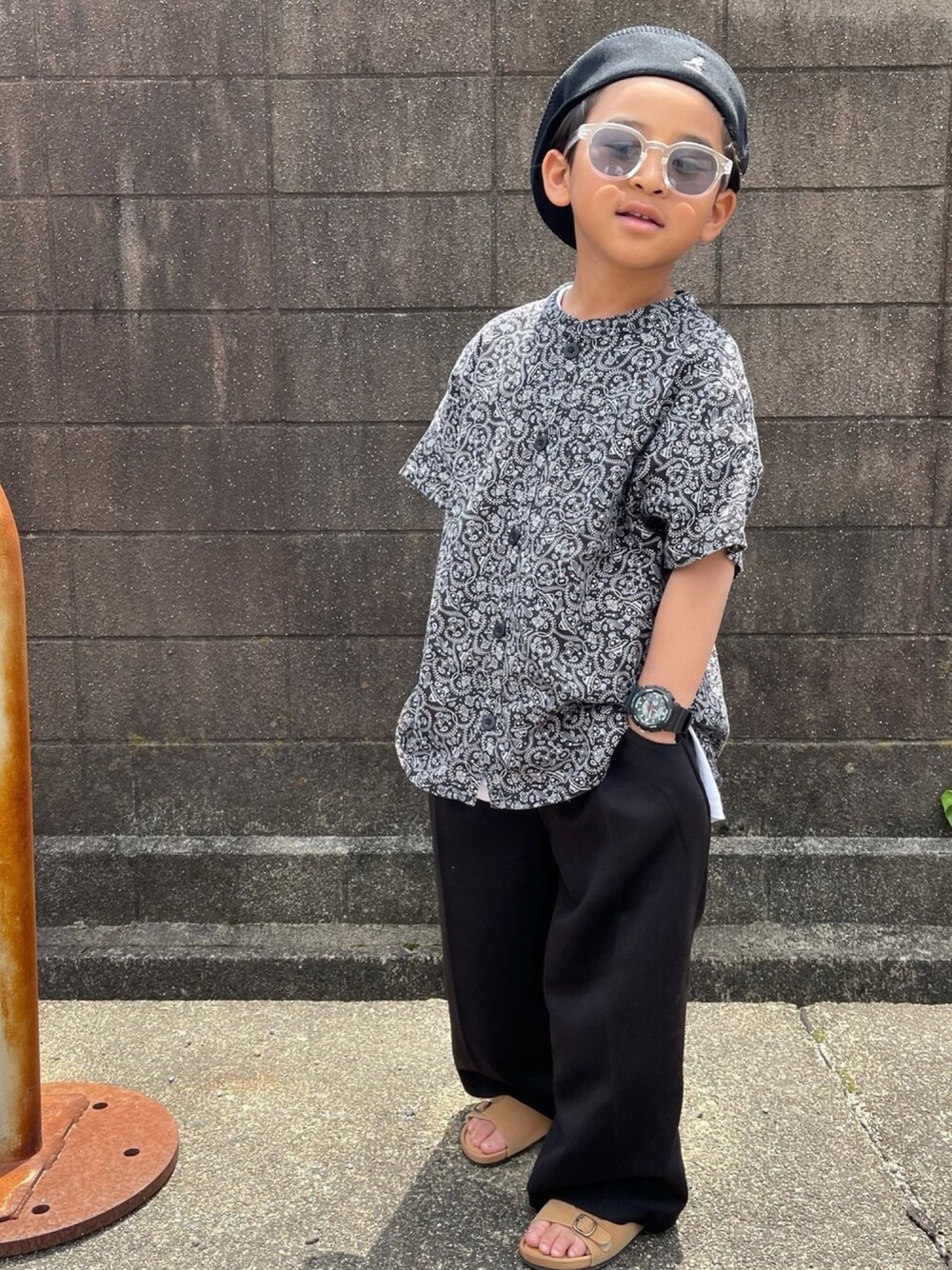 「休日スタイル、柄シャツ、夏コーデ、サンダル、おとばなこーで、ストリート、キッズコーデ、キッズファッション、韓国子供服、これが私をアゲる服」｜「BREEZEの3柄ノーカラーシャツ（シャツ/ブラウス、ブラック系）」を使った、FUJIfamさん（キッズ・120cm）の春コーディネートの1枚目の写真
