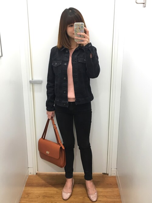 女性らしいピンクは大人目に着こなすのが正解