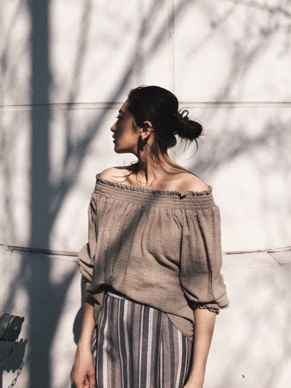 ブラウン系のシャツ/ブラウス、ブラウン系のスカートを着用したレディースの春コーディネートの1枚目の写真