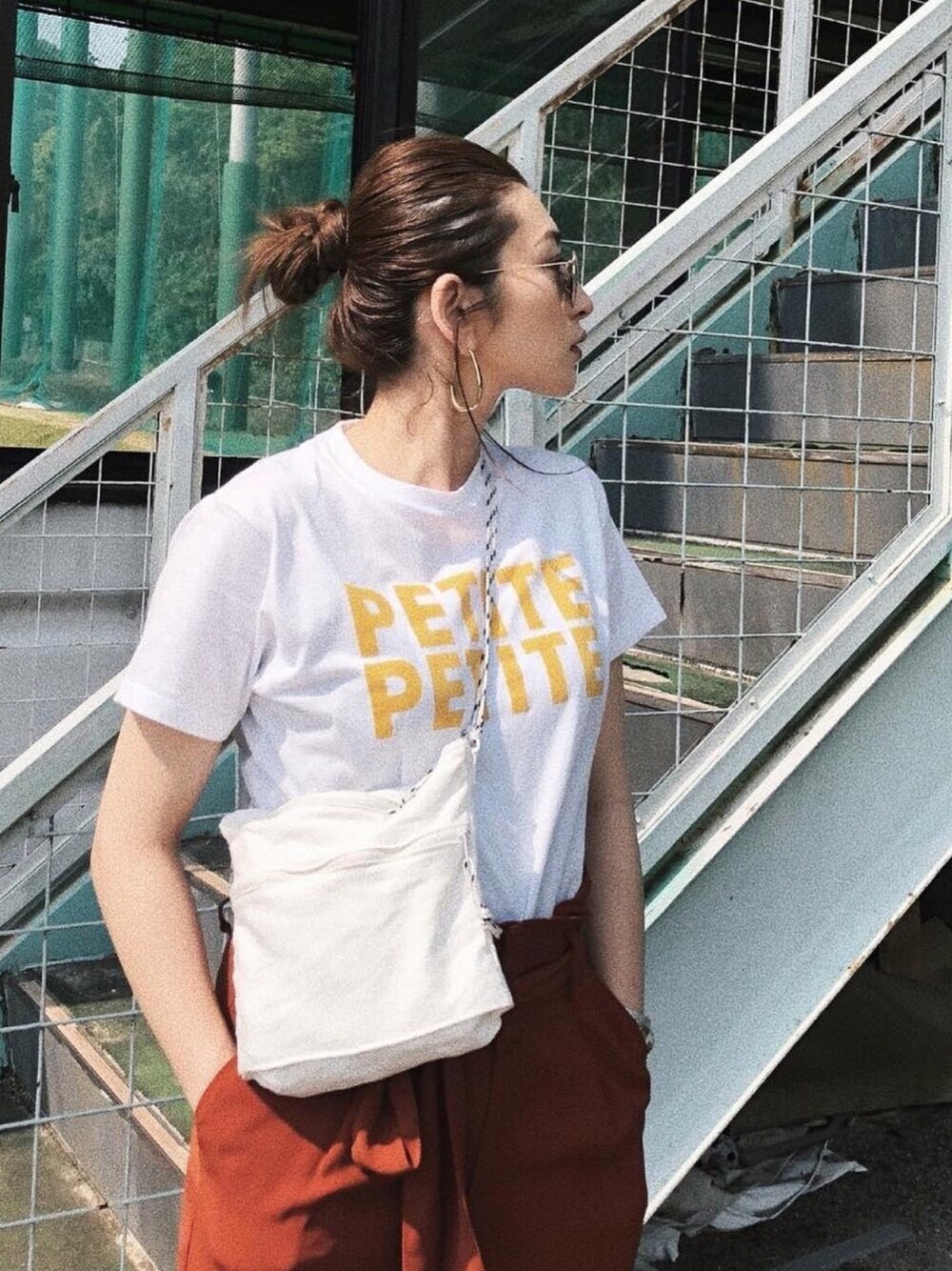 「azusatakazono、Ungrid、カジュアル、ロゴT、ハイウエスト、パンツスタイル、Tシャツ、夏、summer」｜「UngridのPUTITEロゴTee（Tシャツ/カットソー、ホワイト系）」を使った、AZUSA  TAKAZONOさん（レディース・157cm）の春コーディネートの1枚目の写真