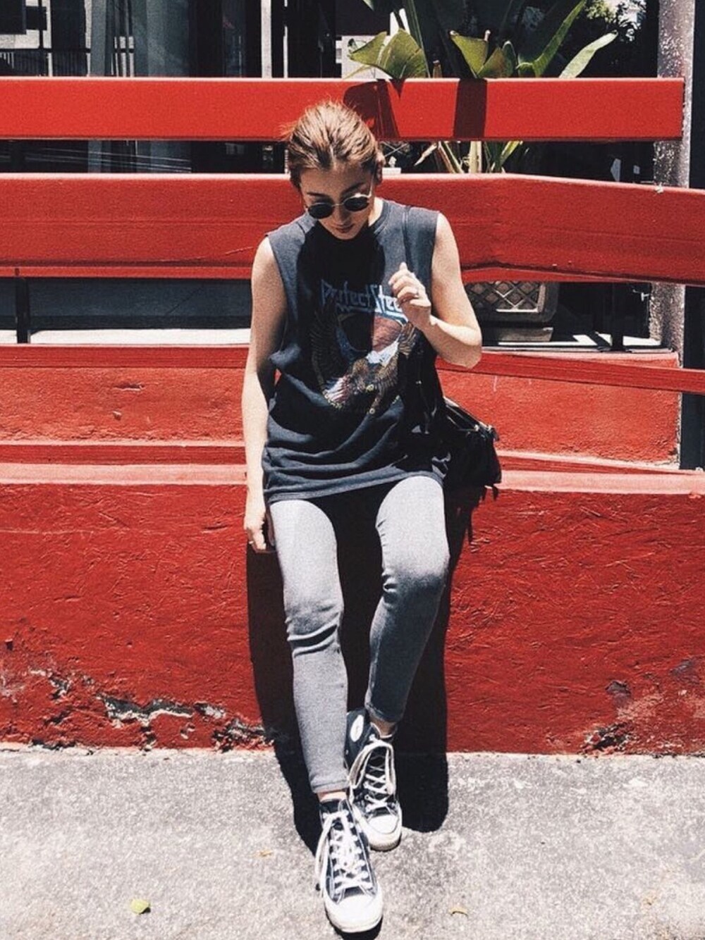 ブラック系のタンクトップ、ブラック系のバッグ、グレー系のレギンス/スパッツを着用したレディースの夏コーディネートの1枚目の写真