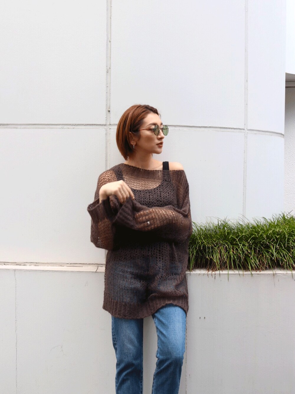 グレー系のニット/セーター、ブルー系のデニムパンツ、ブラック系のタンクトップを着用したレディースの夏コーディネートの1枚目の写真