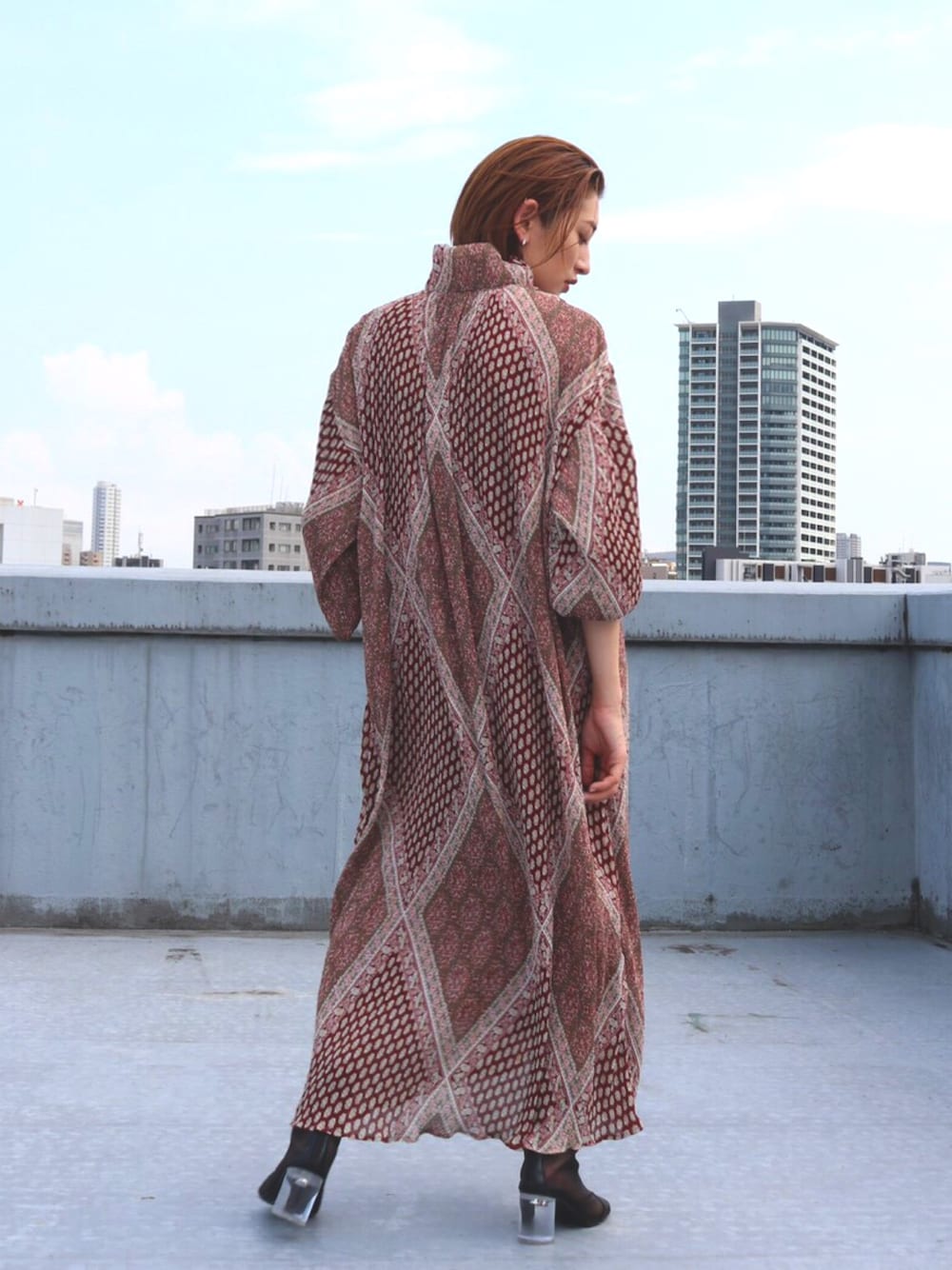 レッド系のワンピースを着用したレディースの秋コーディネートの1枚目の写真