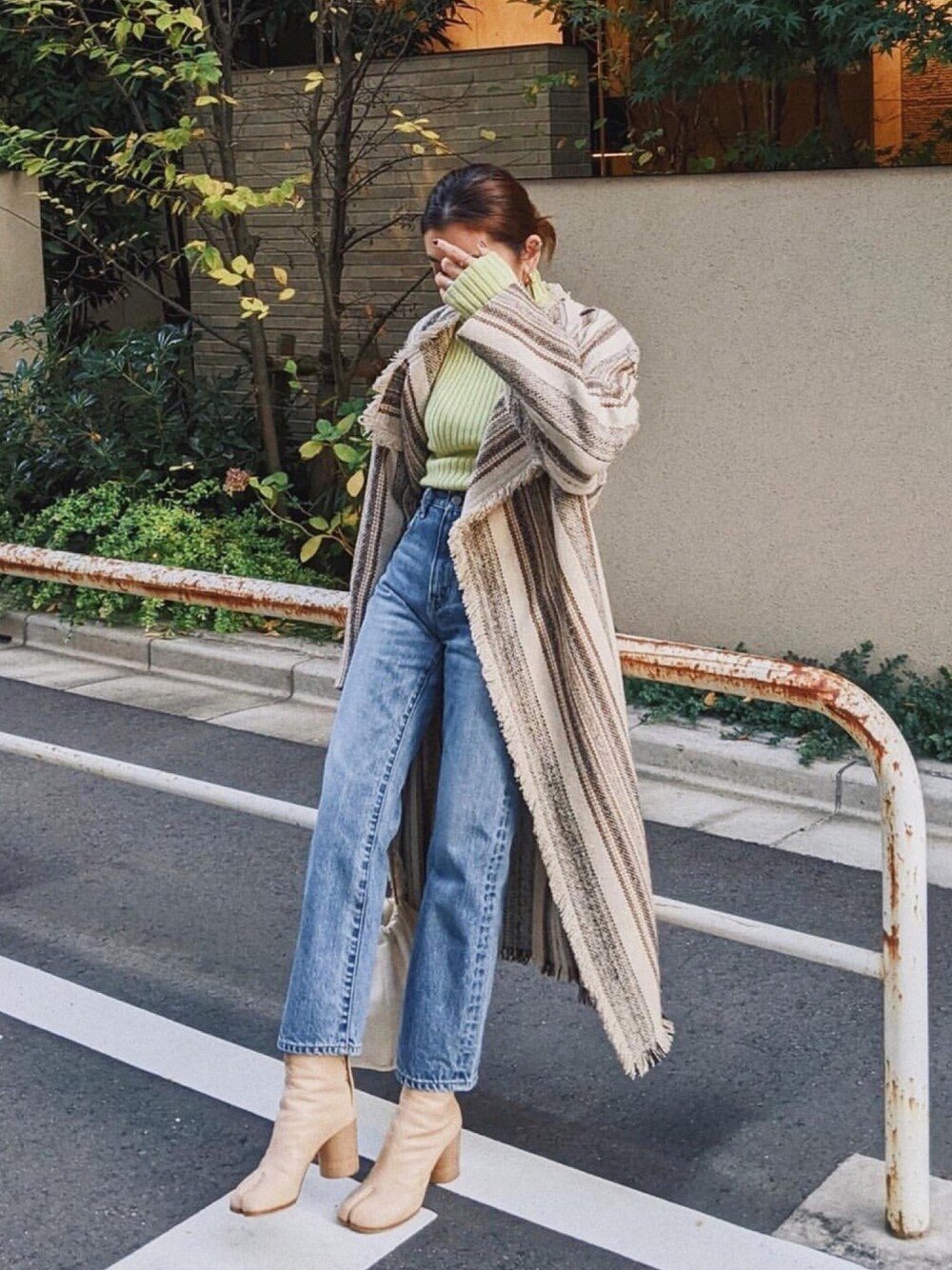 ブルー系のデニムパンツを着用したレディースの冬コーディネートの1枚目の写真