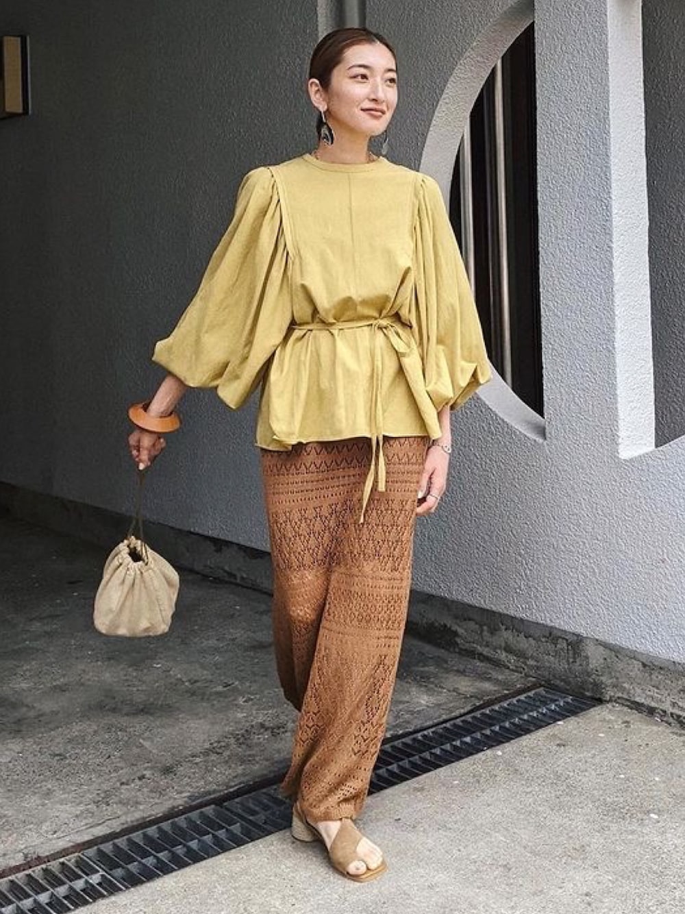 ホワイト系のシャツ/ブラウスを着用したレディースの春コーディネートの1枚目の写真