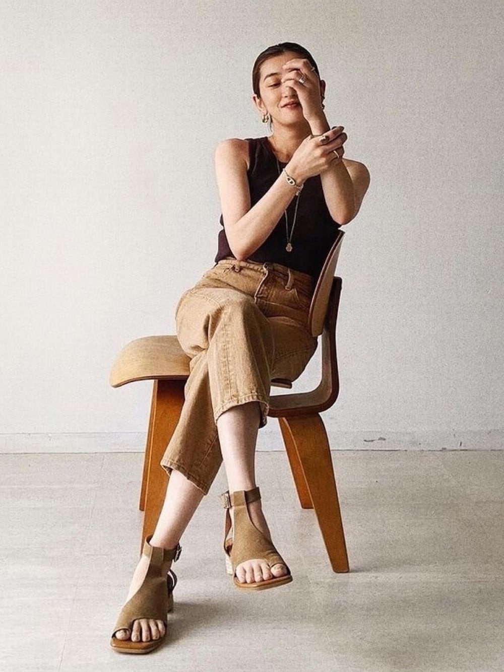 ベージュ系のデニムパンツ、パープル系のTシャツ/カットソーを着用したレディースの春コーディネートの1枚目の写真