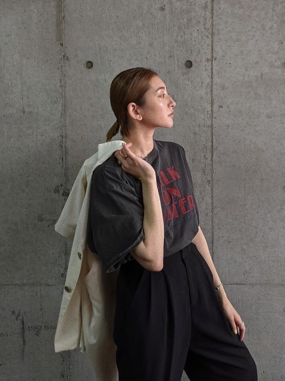 グレー系のTシャツ/カットソー、ブラック系のその他パンツを着用したレディースの春コーディネートの1枚目の写真