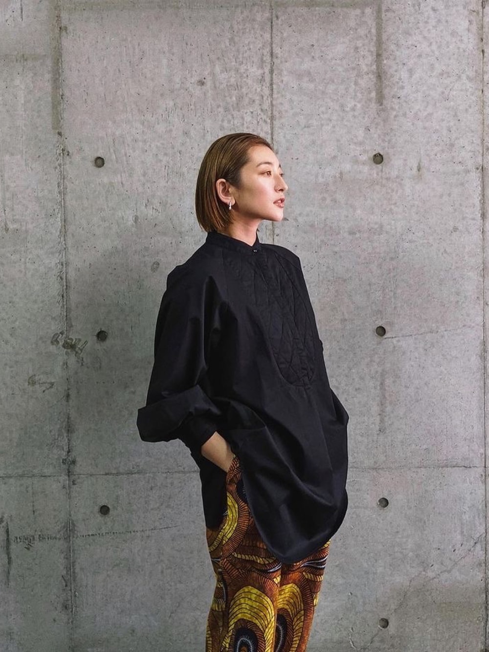 ブラック系のシャツ/ブラウスを着用したレディースの春コーディネートの1枚目の写真