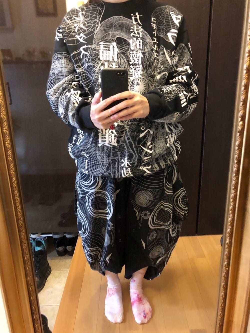 「goa、ZOMU、DR、モノトーンに差し色、モード、哲学コーデ、kyabeshi、バルーンパンツ」｜「ZOMUのアイテム（スウェット、ブラック系）」を使った、Tremoloさん（レディース・156cm）の春コーディネートの1枚目の写真