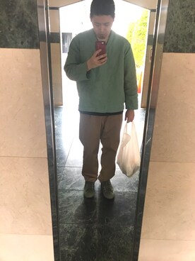 「UNIVERSAL OVERALL（ユニバーサルオーバーオール）のアイテム（チノパンツ、ベージュ系）」を使った、m.さん（メンズ）の春コーディネート