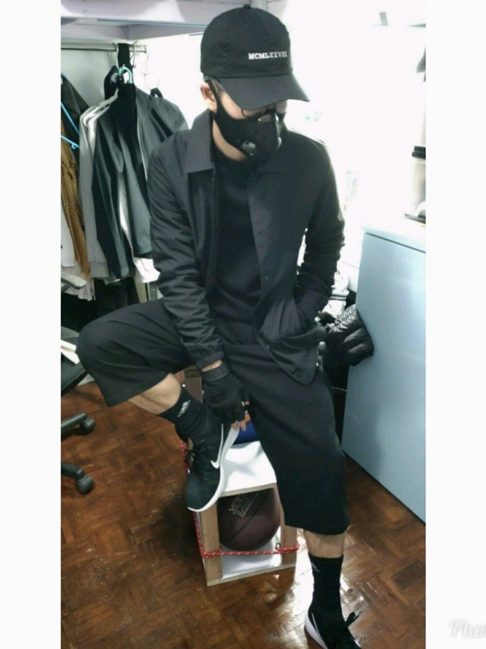 「black、HOME、bedroom、man」｜「TOPMANのアイテム（キャップ、ブラック系）」を使った、Nok Yin Wuさん（メンズ・169cm）の冬コーディネートの1枚目の写真