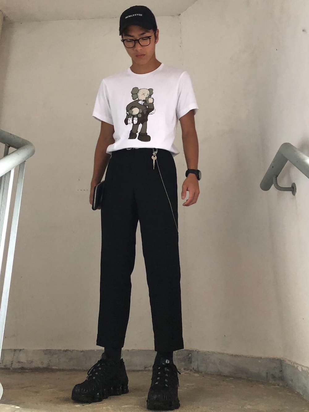 「KAWSのアイテム（Tシャツ/カットソー、ホワイト系）」を使った、Nok Yin Wuさん（メンズ・170cm）の夏コーディネートの1枚目の写真