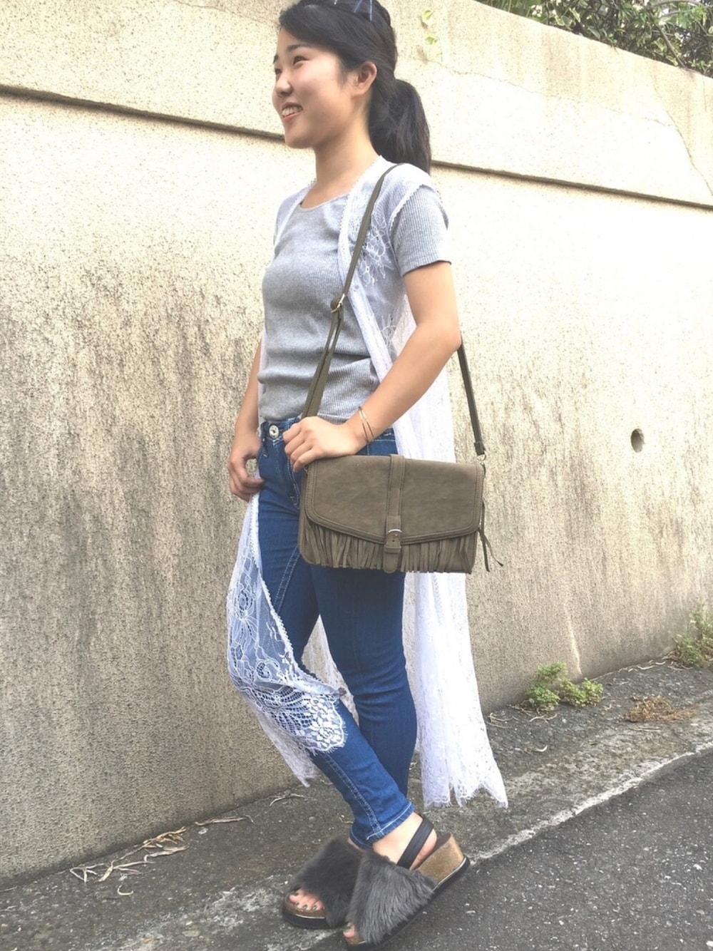 「AZUL by moussy、CECIL McBEE、ファーサンダル、レースカーディガン、パンツスタイル」｜「CECIL McBEEのファー付きスポーツサンダル（サンダル、グレー系）」を使った、ちびっこさん（レディース・153cm）の秋コーディネートの1枚目の写真