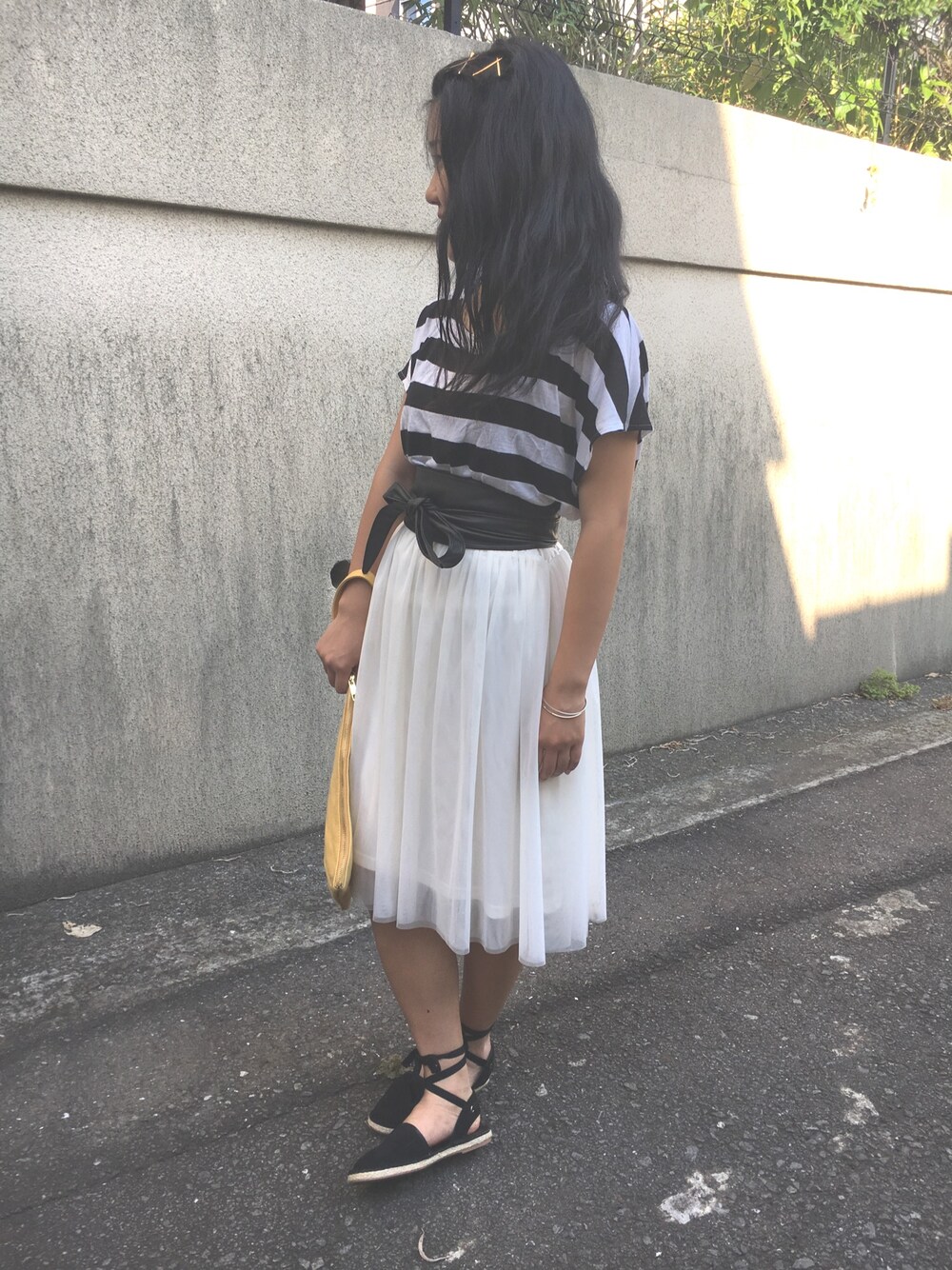 「モノトーン、チュールスカート、ストライプ、moussy、GU、RODEO CROWNS WIDE BOWL、earth music&ecology、白黒」｜「earth music&ecologyのチュールミモレスカート（スカート、ホワイト系）」を使った、ちびっこさん（レディース・153cm）の秋コーディネートの1枚目の写真