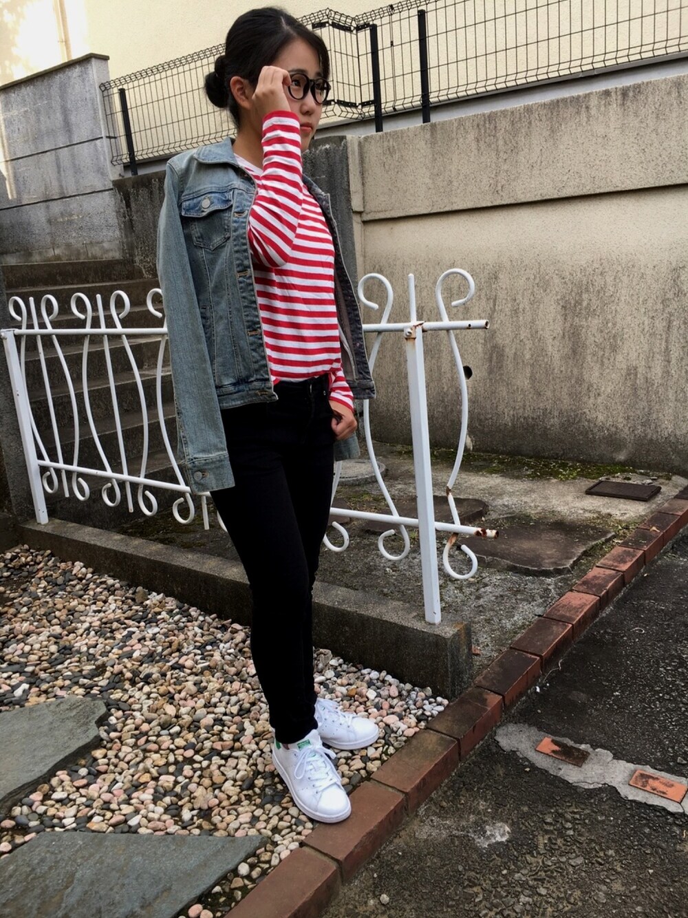 「adidas originals、adidas、ストライプ、ウォーリー」｜「Honeysのカラースキニーパンツ アンクル丈（その他パンツ、ブラック系）」を使った、ちびっこさん（レディース・153cm）の秋コーディネートの1枚目の写真