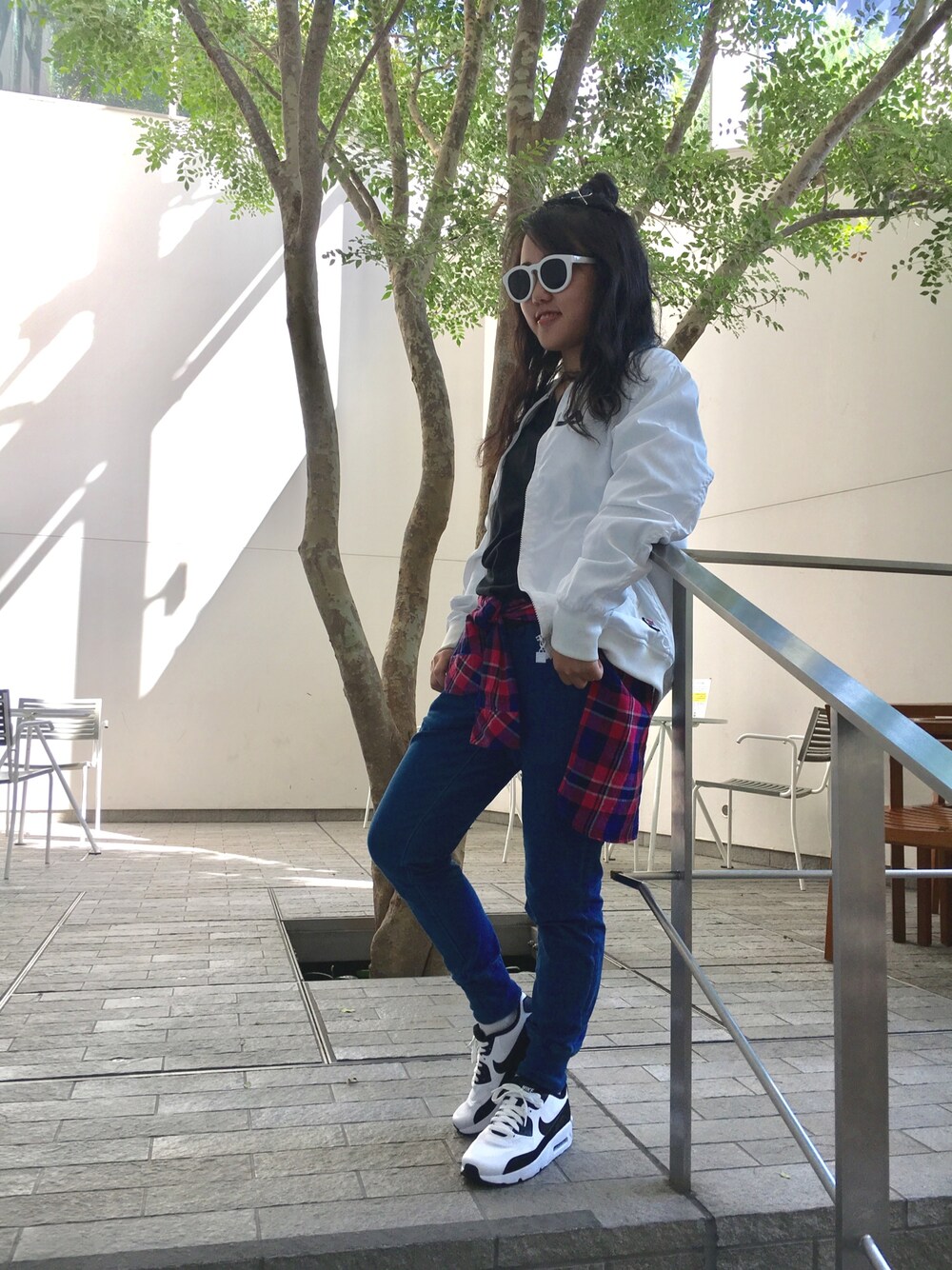 「NIKE、ストリート」｜「GUのアイテム（パンツ、ブルー系）」を使った、ちびっこさん（レディース・153cm）の秋コーディネートの1枚目の写真