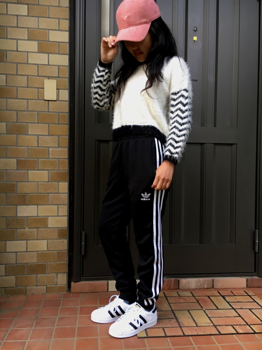 「パンツスタイル、adidas、adidas originals、adidas superstar、モノトーン」｜「adidas Originalsのメンズ アディダス スーパースター ジャージパンツ adidas Originals SST CUFFED TRACK PANTS BR4281/BR4288（その他パンツ、ブラック系）」を使った、ちびっこさん（レディース・153cm）の秋コーディネートの1枚目の写真