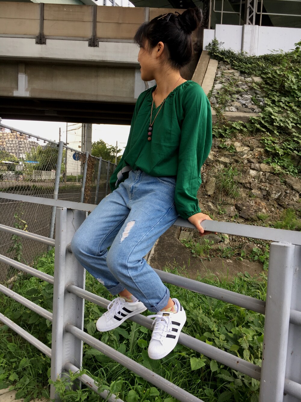 「niko and ...、グリーン、おだんごヘアー、adidas、adidas originals、adidas superstar」｜「LOWRYS FARMのＣＯＮＥ３Ｄテーパ－ドパンツ　742448 （デニムパンツ、ブルー系）」を使った、ちびっこさん（レディース・153cm）の秋コーディネートの1枚目の写真