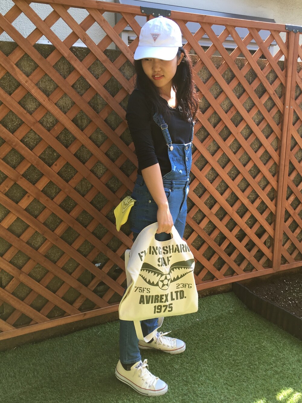 「AVIREX、converse、サロペット、バンダナ」｜「AVIREXのアイテム（トートバッグ、ホワイト系）」を使った、ちびっこさん（レディース・153cm）の秋コーディネートの1枚目の写真