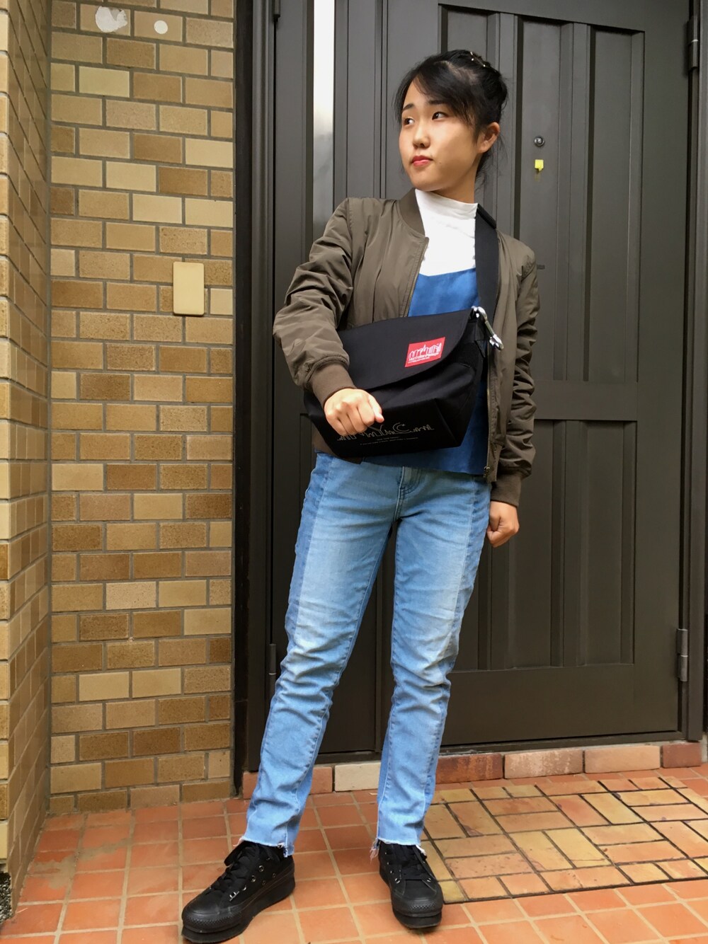 「moussy、MA-1、converse」｜「GAPのアイテム（デニムパンツ、ブルー系）」を使った、ちびっこさん（レディース・153cm）の秋コーディネートの1枚目の写真