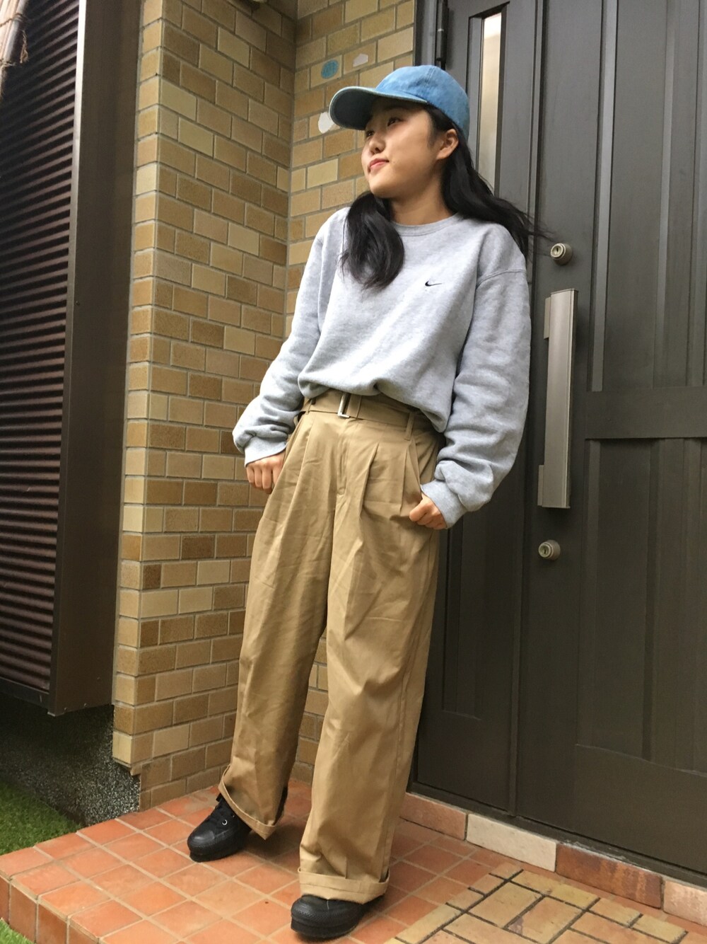 「GU、NIKE、古着、ワイドパンツ、converse」｜「GUのアイテム（チノパンツ、ベージュ系）」を使った、ちびっこさん（レディース・153cm）の秋コーディネートの1枚目の写真