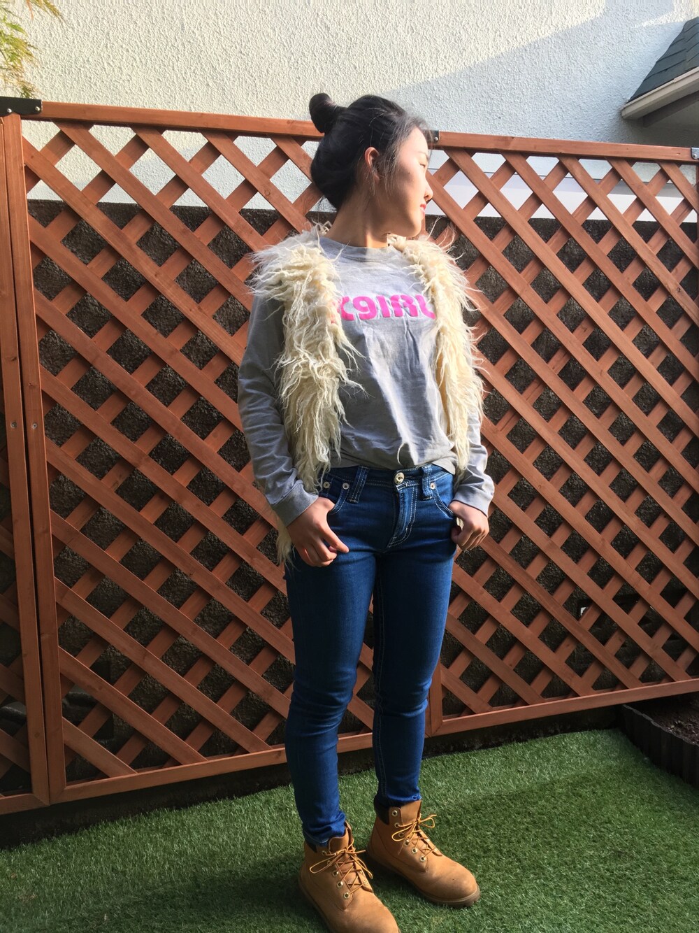 「ファー小物、ファーベスト、Timberland」｜「X-girlのアイテム（Tシャツ/カットソー、グレー系）」を使った、ちびっこさん（レディース・153cm）の秋コーディネートの1枚目の写真