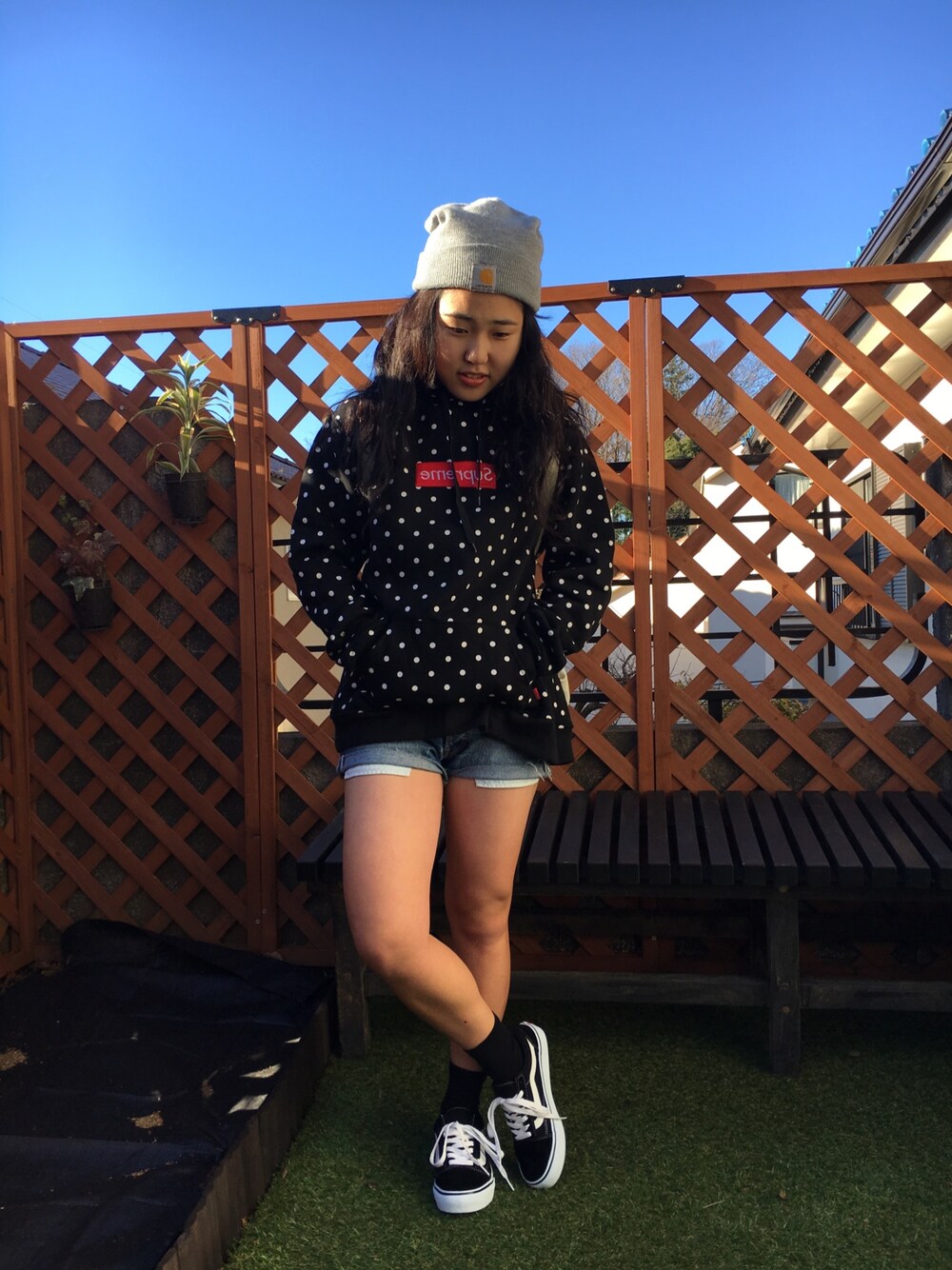 「ショートパンツ、冬、supreme、VANS」｜「Supreme のアイテム（パーカー、ブラック系）」を使った、ちびっこさん（レディース・153cm）の冬コーディネートの1枚目の写真