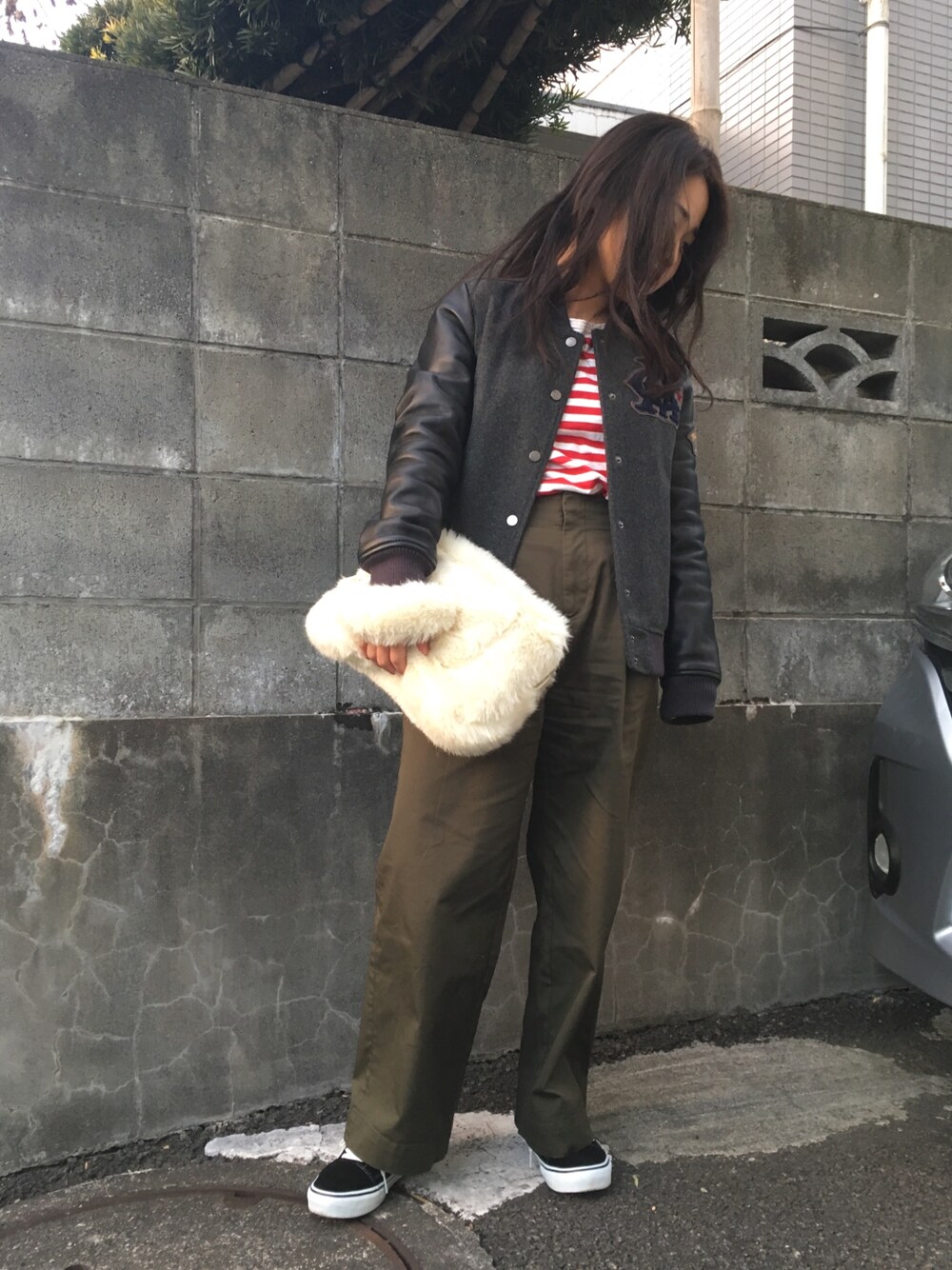 「ワイドパンツ、ストライプ、AVIREX、VANS」｜「RODEO CROWNS WIDE BOWLのファー クラッチ バッグ（ショルダーバッグ、ホワイト系）」を使った、ちびっこさん（レディース・153cm）の冬コーディネートの1枚目の写真
