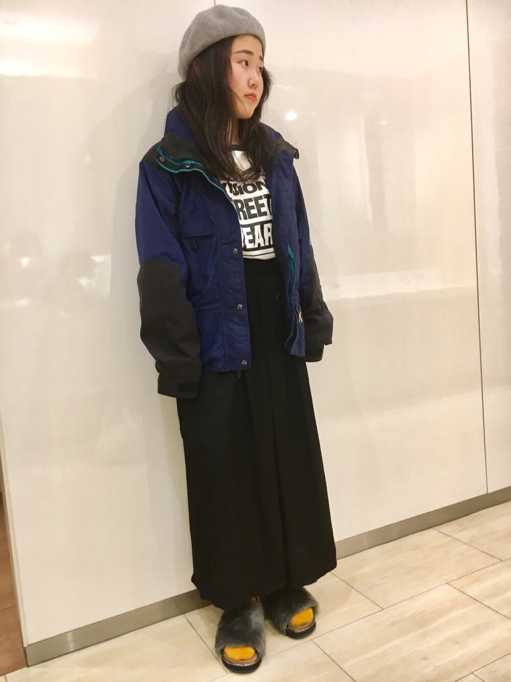 「THE NORTH FACE、VISIONSTREETWEAR、古着、ベレー帽、ファーサンダル」｜「THE NORTH FACEのアイテム（マウンテンパーカー、ブルー系）」を使った、ちびっこさん（レディース・153cm）の冬コーディネートの1枚目の写真