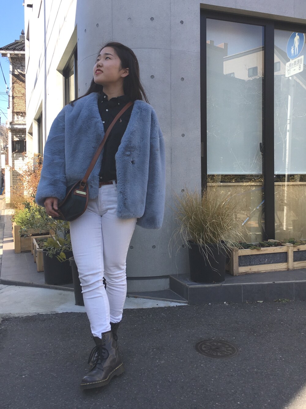 「Dr.Martens、ファーコート、古着」｜「JEANASISのファーショートコート/782071（ブルゾン、ブルー系）」を使った、ちびっこさん（レディース・153cm）の冬コーディネートの1枚目の写真