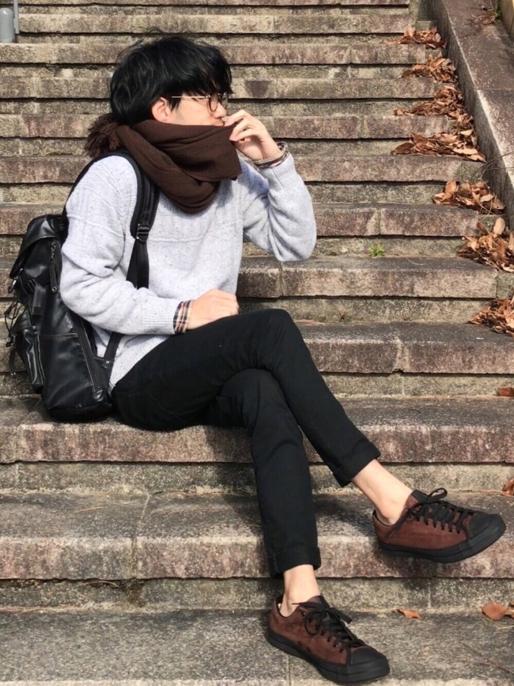 「休日スタイル、ストール、ニット、スキニーパンツ、スニーカー、ブラウン、リュック、丸メガネ、冬、冬コーデ」｜「URBAN RESEARCH DOORSのDOORS Nep Panel Knit（ニット/セーター、グレー系）」を使った、しゅんたろーさん（メンズ・177cm）の冬コーディネートの1枚目の写真