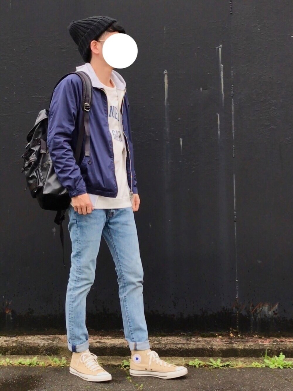 ブルー系のブルゾン、ホワイト系のTシャツ/カットソー、ブルー系のデニムパンツを着用したメンズの春コーディネートの1枚目の写真