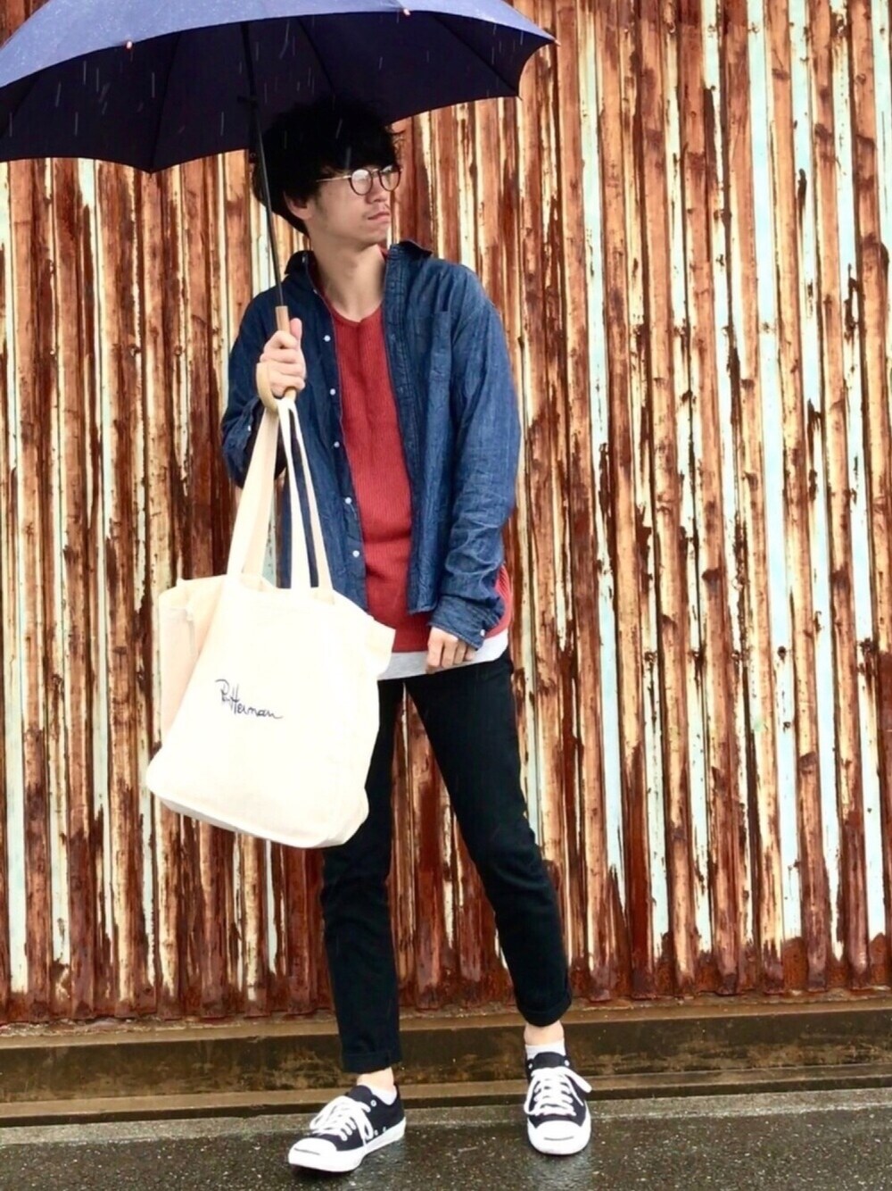ブルー系のシャツ/ブラウス、レッド系のニット/セーター、グレー系のタンクトップを着用したメンズの春コーディネートの1枚目の写真