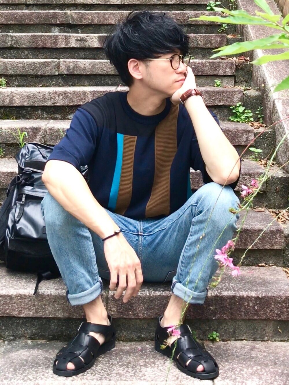 「誕生日、階段、happy birthday」｜「STUDIOUSのSTUDIOUS マルチカラードッキングニット【先行予約】（ニット/セーター、ブルー系）」を使った、しゅんたろーさん（メンズ・177cm）の夏コーディネートの1枚目の写真