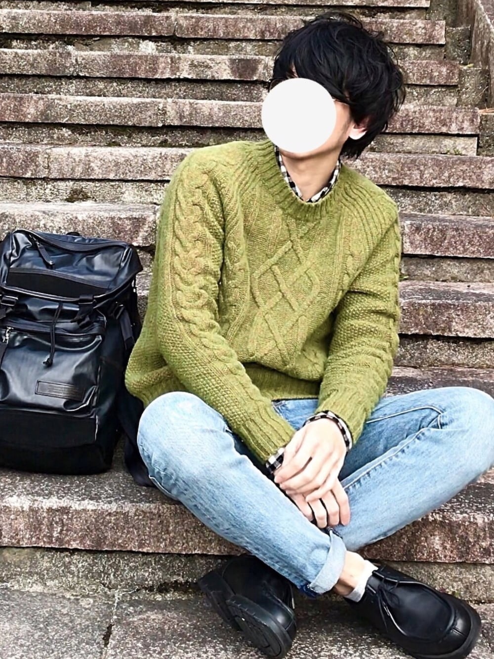 ブラウン系のニット/セーター、ブルー系のデニムパンツを着用したメンズの冬コーディネートの1枚目の写真